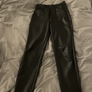 Ankellånga Skinnbyxor - sköna och snygga Ankellånga skinnbyxor från Only, köpta på nelly.💕 säljer pga för små skick: 9/10