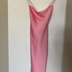 Rosa satin klänning från ONLY. Storlek S, aldrig använt klänningen har bara testat den en gång. Det är en kort klänning 