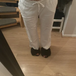 Sparsamt använda linnebyxor frå hm.  - Sparsamt använda linnebyxor från hm i storlek S. Går till ankeln så korta på mig som är 170. Dock snygga i den längden också beroende på hur man vill ha dem. 