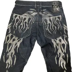 Jag säljer dessa as coola, mörkblåa, lågmidjade jeans som har ett ballt tryck på baksidan. Säljer dessa då de tyvärr inte kommit till användning. 