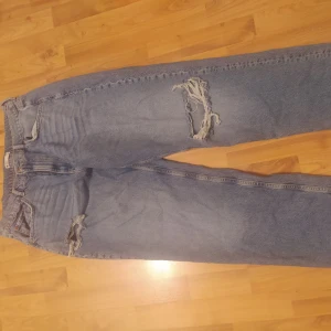 Jeans  - Blåa raka jeans från Gina Tricot i storlek 44 med hål, används 2 gånget köpts för 600 Pris går att diskutera 