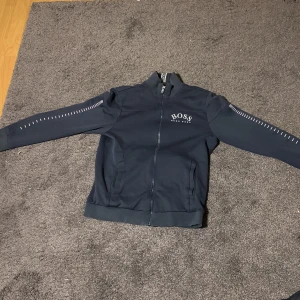 Hugo boss tröja  - Det är inget fel på den och är i väldig bra skicka använde den denna vinter.