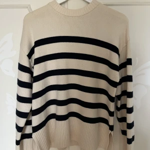 Randig Stickad tröja ZARA - Superfin stickad tröja ifrån Zara! Enbart använd 2 gånger, säljer pågrund av att den ej kommer till användning Storlek S