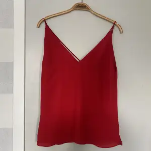 Rött jättefint linne med korsning i ryggen❤️ Linnet är i mycket bra skick och knappt använt. Säljer för 80kr + frakt, skriv för fler bilder 😊