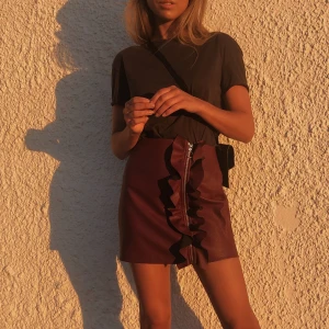 PU kjol  - Väldigt fin lila kjol, i nyskick!  Köpare står för frakt 