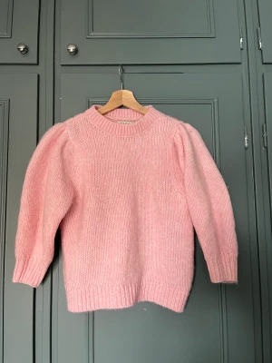 Stickad T-shirt  - Stickad tröja med puff/ballongärm från Only. Storlek s. Passar mig som vanligtvis är xs samt om du är S. Använd ett fåtal gånger, så mycket fint skick.