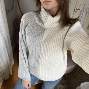 Polotröja  - Tröja med krage i tjockare mjukt material. Hälften vit och hälften grå. Passar XS/S från Gina tricot. Bra skick!