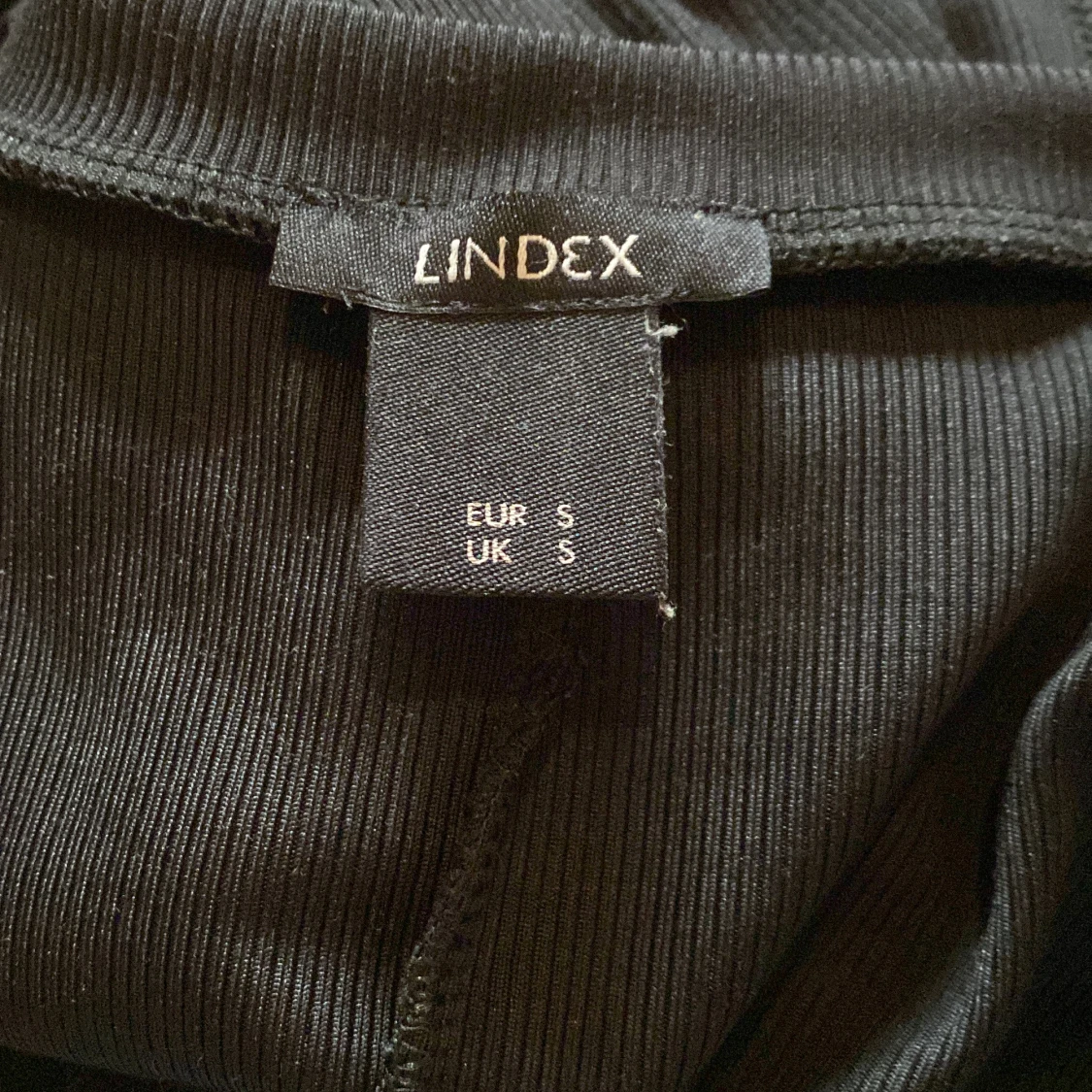 Svart ribbat klänning - 90