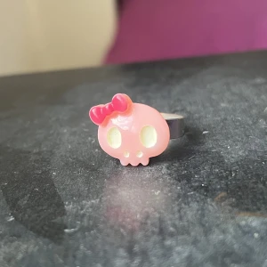 Monster high ring - Går att anpassa i storlek på baksidan