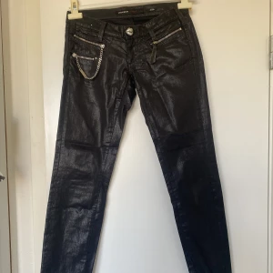 Miss sixty jeans - Coolaste miss sixty jeansen!! Jätte coola detaljer och de är lågmidjade. Frakt: 66kr 