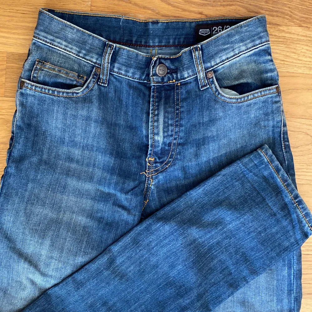 Ett par jeans från Crocker original som är i nyskick. Frakten ingår inte i priset. Jeans & Byxor.