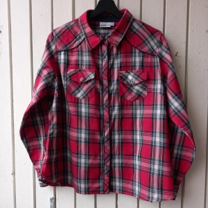 Red flannel shirt - Comfy flannel shirt, fitted for its size.  100% cotton.  Sleeves can be cuffed and secured with a strap and a button.   Length 67 cm. Shoulder width 39 cm. Sleeve length measured from the underarm 45 cm. Sleeve length (cuffed) 25 cm. Underarm width 54 cm.