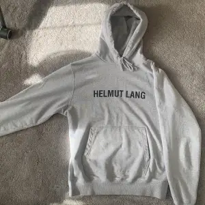 Helmut Lang hoodie med snygg passform, det är storlek M men sitter lite större, väldigt bra skick och inga defekter, nypris 3200kr, hör av er vid frågor!