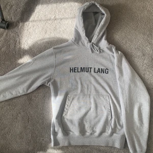Helmut Lang hoodie - Helmut Lang hoodie med snygg passform, det är storlek M men sitter lite större, väldigt bra skick och inga defekter, nypris 3200kr, hör av er vid frågor!