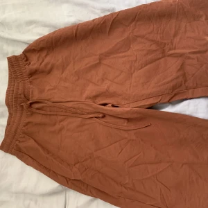 Byxor  - Jättesköna byxor från Gina, använder inte så säljer dem. Dem är korta i benen 