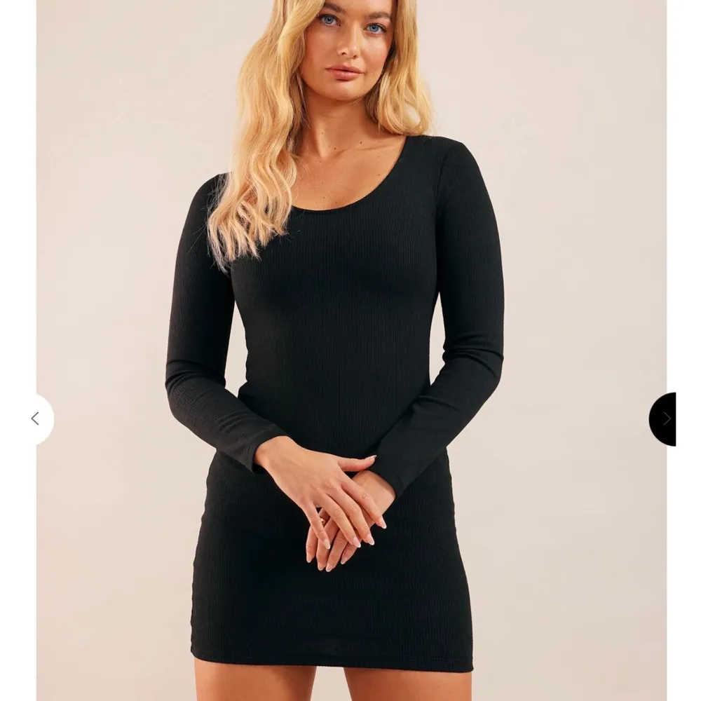 En svart enkel klänning från Chiquelle, storlek M men sitter som en XS. Säljer den då den va för liten för mig. Har endast provat klänningen💖. Klänningar.