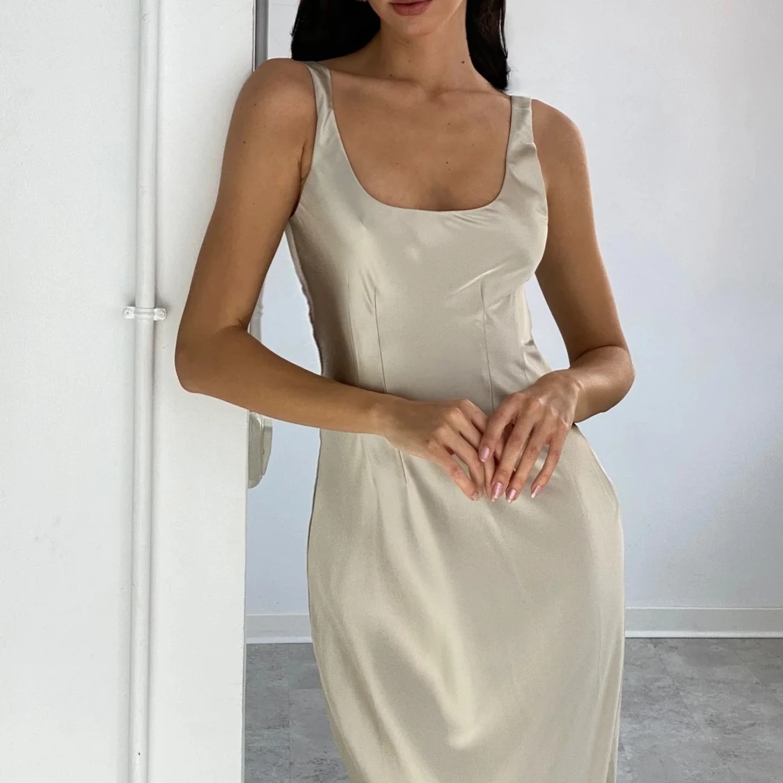 Maxiklänning i satin beige/nude - 90