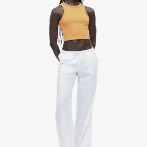 Linnebyxor  - Säljer dessa as anygga linnebyxor, mid rise men man kan vika in till low waist. Passar dig som är 158-164cm. Jätte bekväma och lite genomskinliga. De är inte lika vita som i bilden, de är mer åt beige hållet