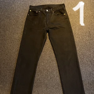 Levis 501 - Säljer dessa svarta fina Levis 501 i väldigt fint skick!! Storlek 30/32 Pris 350kr