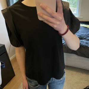 Fin blus - Svart kortärmad blus från zara, knappt använd i bra skick!💗