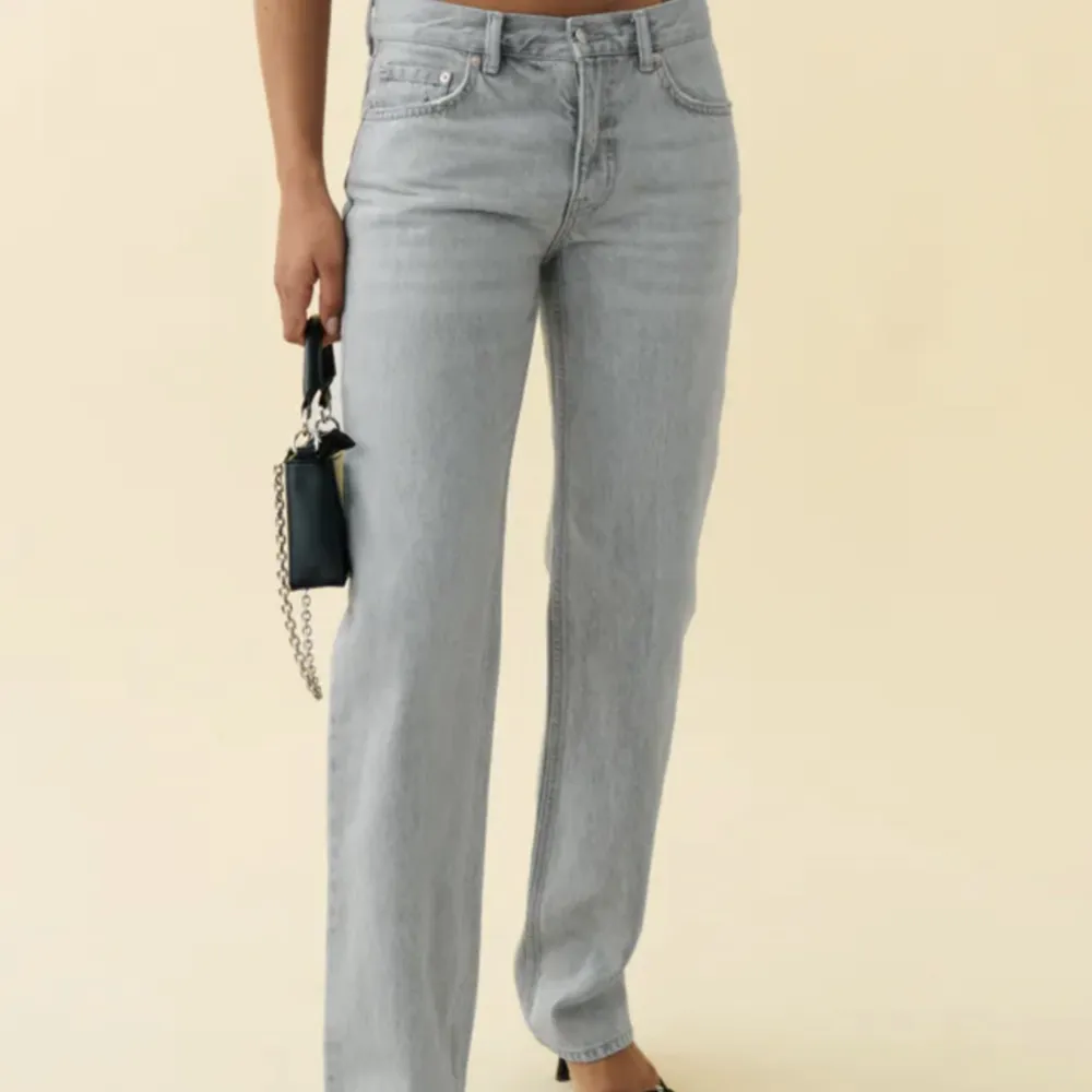 Säljer dessa straight gråa jeans från Gina i storlek 32 aldrig använt endast testade innan köp. . Jeans & Byxor.