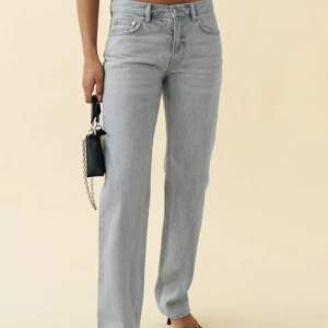 Säljer dessa straight gråa jeans från Gina i storlek 32 aldrig använt endast testade innan köp. 