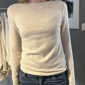 beige långärmad tröja  - Helt oanvänd beige långärmad tröja. Superfin och passar till allt! 