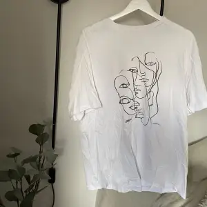 Vit overzised t-shirt från Monki i storlek XS. Köpare står för frakten (ca 45kr) 💋
