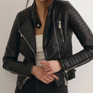 Jacka från Chiquelle i strl S/M - Tyvärr aldrig kommit till användning, storlek S/M. Ord. pris 799kr.