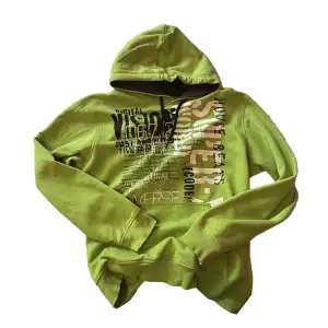 Mysig varm grön hoodie med tryck och luva
