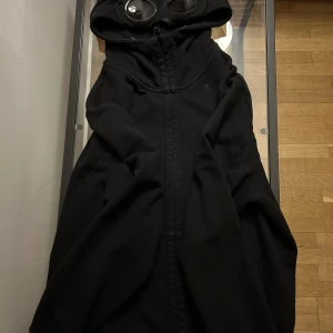 Cp company kofta - Svart cap company kofta i strl xl. Tröjan är lite använd men i bra skick. Köpte den på nk för 2400kr. Priset går att diskutera 