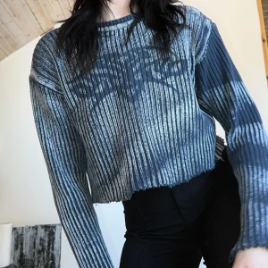 TRÖJA - unik blåblekt croppad tröja med tribal! personen på bilden är 176 cm 🖤