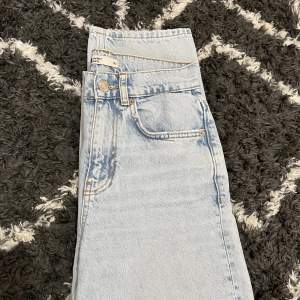 Fina jeans från ginatricot (petite), inga defekter förutom blekningen på låret som syns på sista bilden. Köpta för 600kr men säljer för 200kr.