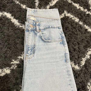Ginatricot jeans - Fina jeans från ginatricot (petite), inga defekter förutom blekningen på låret som syns på sista bilden. Köpta för 600kr men säljer för 200kr.