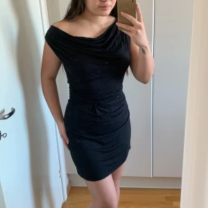 Svart klänning  - Klänning i 95% viskos. Tags kvar ordpris499kr. Strl Large