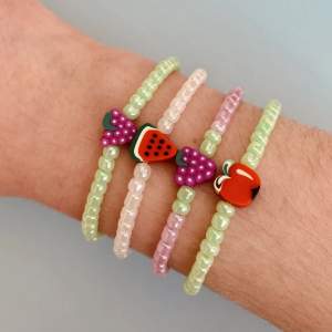 4 olika armband med frukt och grönsaker! Ett armband med vita pärlor och vattenmelon🍉/ Ett armband med gröna pärlor och ett äpple🍎/ två med vindruvor, en med bara gröna pärlor, en med lila pärlor och 4 gröna pärlor!🍇35kr styck + 15kr frakt!!