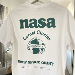 T-shirt med tryck - Jättesnygg t-shirt med tryck på ryggen, i nyskick!💘