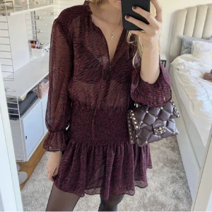 Zara klänning  - Säljer denna slutsålda zara klänningen! Storlek xs men passar Xs-m för den är väldigt stretchig! Skriv vid intresse eller frågor<33