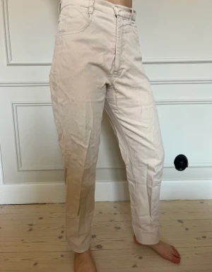 Byxor  - Beiga/ljusrosa byxor i storlek 36! Klippta nertill pga för långa för mig. 