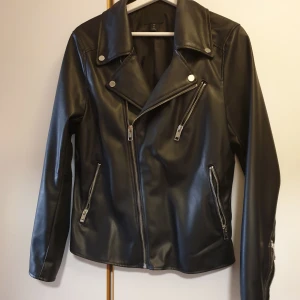 Jacka fuskskinn - Köpt på H&M knappt använd i väldigt gott skick stl M