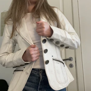 Skinnjacka - Snygg och ball skinnjacka perfekt nu till våren!!! Inga defekter 