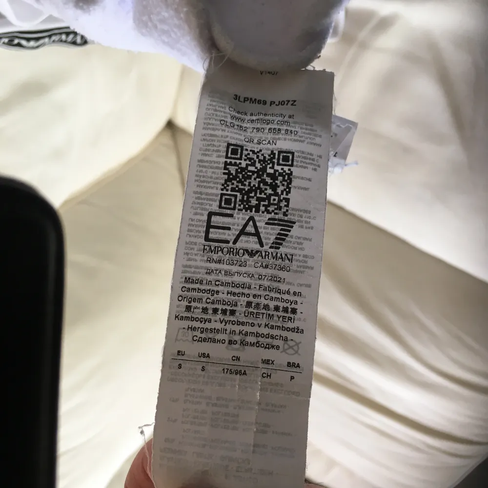 En EA7 tjock-tröja. Knappt använd, i nyskick. True to fit. Inga fläckar eller slitage.. Hoodies.