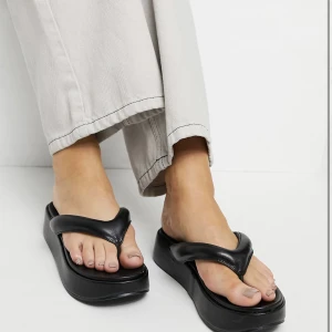 Asos skor sandaler flip flops platå svarta - Svarta platå skor från asos i storlek 37. Använda 1 gång.
