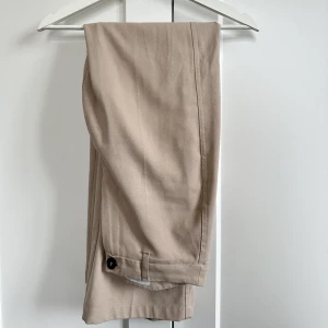 Beiga kostymbyxor  - Beiga kostymbyxor från Bershka🤍