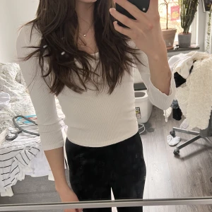 Söt ribbad topp med u-rigning - Söt u-ringad topp. Nyskick 59 kr + frakt