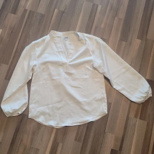 Vit skjorta  - Vit blus, lite bredare i ärmarna.