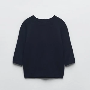 Stickad tröja - Säljer denna super söta stickade tröjan som är helt slutsåld från zara och är i helt nyskick och prislappen är på 💕