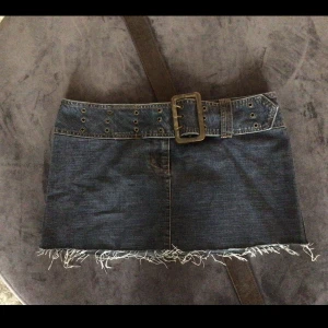 Jeans kjol - Säljer denna sjukt snygga jeans kjol som är köpt vintage. Storlek S men skulle säga att den även passar M!!!! 😍