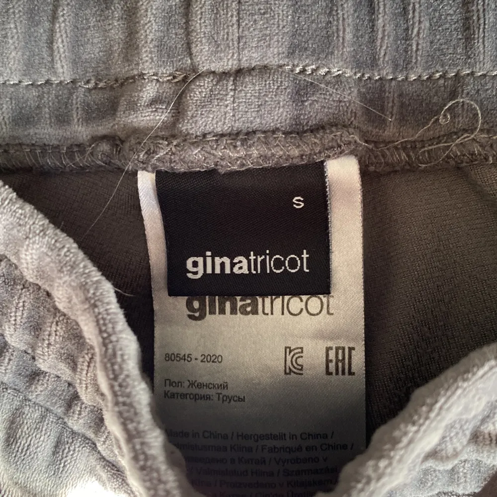 Hej, säljer mina mjukisbyxor från Gina Tricot eftersom dom blivit försmå, supersköna och snygga. Dom är använda men är fortfarande i bra kvalite. Skriv vid fler frågor eller bilder. Pris går absolut att diskutera❤️. Jeans & Byxor.