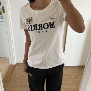 Vit t-shirt - Vit t-shirt från Morris i mycket fint skick 🤍 Använd ett fåtal gånger. 